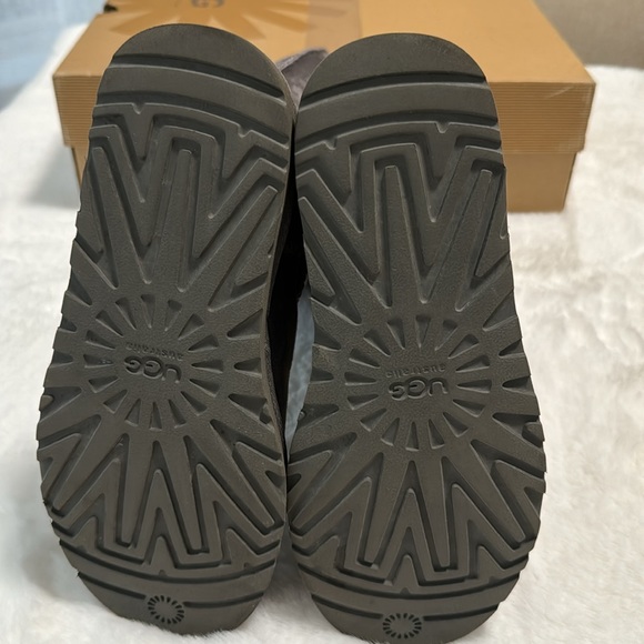 Women Ugg Boots - Picture 8 of 10